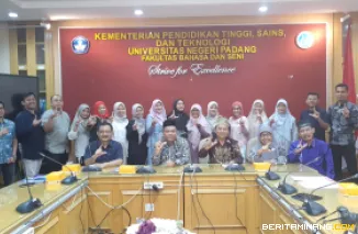 Penandatanganan Kerja Sama dan Kuliah Umum FBS UNP dan Program Pascasarjana Universitas Lambung Mangkurat yang diselenggarakan pada Kamis (18/9) bertempat di ruang sidang Kampus FBS UNP Air Tawar Padang. Foto MR.
