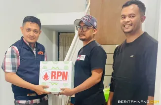 Dana Kurnia selaku Kepala Marketing Rangkiang Peduli Negeri (RPN) ketika menyerahkan bantuan.Foto: Humas RPN