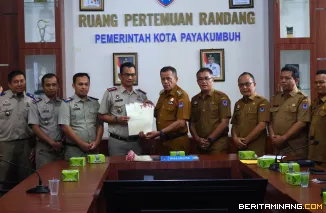 penyerahan secara simbolis sertifikasi aset tahun 2025 dari Badan Pertanahan Nasional (BPN) dalam rapat bersama di Ruang Randang, Balai Kota Payakumbuh, Senin (22/09/2025).