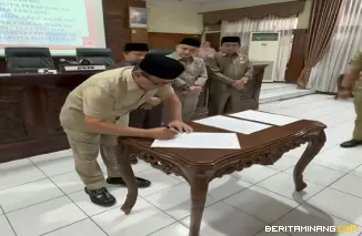 Wako Bukittinggi Ramlan Nurmatias menandatangani nota kesepakatan ranperda APBD perubahan 2025 disaksikan Ketua dan wakil ketua DPRD Bukittinggi, di ruang sidang Gedung DPRD, Bukittinggi, Senin(29/09)