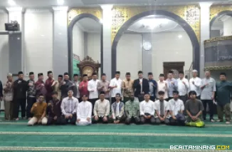 Kegiatan Subuh Mubarak Universitas Negeri Padang bertempat di Masjid Raya Al-Azhar, Air Tawar Padang pada Jumat (19/9) pagi ini. Foto ET.