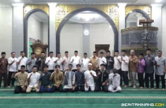 KegiatanSubuh Mubarak Universitas Negeri Padang bertempat di Masjid Raya Al-Azhar, Air Tawar Padang pada Jumat (12/9) pagi ini. Foto ET.