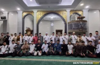 Kegiatan Subuh Mubarak Universitas Negeri Padang bertempat di Masjid Raya Al-Azhar, Air Tawar Padang pada Jumat (26/9) pagi ini. Foto ET.
