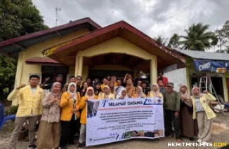 Ketua Tim Pengabdian, Trisna Kumala Sari, S.Si., M.Si, Ph.D foto bersama dengan peserta pelatihan di Kelompok Tani Tuah Sepakat TJ. Medan Durian Daun Pilubang Kecamatan Sungai Limau, Kab. Padang Pariaman. Foto: Tim PKM UNP