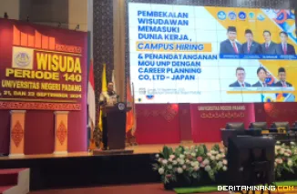 Rektor Krismadinata, Ph.D. memberikan sambutan pada kegiatan pembekalan memasuki dunia kerja bagi calon wisudawan Universitas Negeri Padang pada Jumat (19/9) di Auditorium Kampus UNP Air Tawar Padang. Foto ET.
