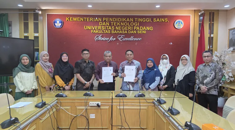 Pimpinan FBS UNP dan Fakultas Tarbiyah dan Keguruan UIN Suska Riau menandatangani nota kesepakatan di Kampus FBS Air Tawar Padang. Foto MR