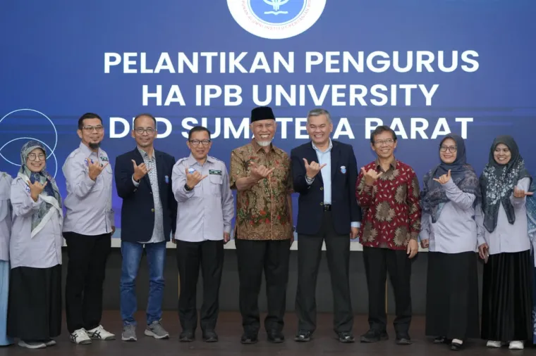 Gubernur Sumatera Barat, Mahyeldi Ansharullah menghadiri pelantikan pengurus Himpunan Alumni Institut Pertanian Bogor (HA IPB) DPD Sumatera Barat di Auditorium Istana Gubernur, Sabtu (25/10/2025). Foto: Adpim Sumbar