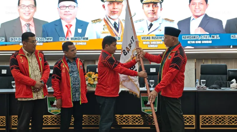 Gubernur Sumbar Mahyeldi serahkan bendera kontingen Sumbar ke Ketua KONI Sumbar Hamdanus ketika melepas kontingen Sumbar yang akan berlaga pada PON Beladiri II di Kudus di Aula Kantor Gubernur Sumbar, Kamis (9/10/2025). Foto: Humas KONI Sumbar