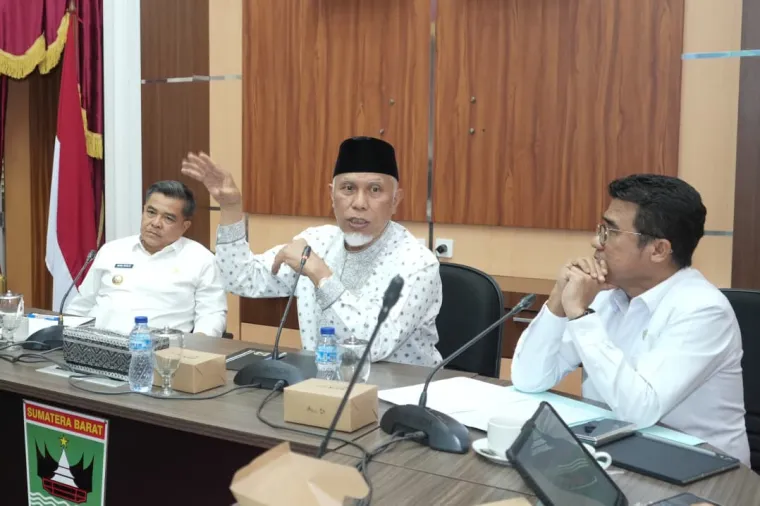 Gubernur Sumatera Barat, Mahyeldi Ansharullah memimpin rapat rencana penataan kawasan dan pembangunan infrastruktur di Padang Lua, Kabupaten Agam, Jumat (24/10/2025) di ruang rapat Istana Gubernur. Foto-Foto: Adpim Sumbar