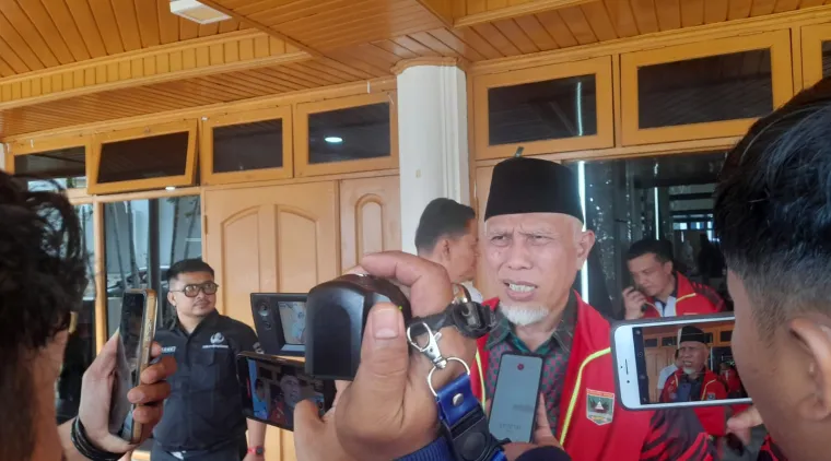 Gubernur Sumatera Barat (Sumbar) Mahyeldi ketika diwawancarai media di di Aula Kantor Gubernur Sumbar, Kamis (9/10/2025).  Foto: Rokcalva/Beritaminang