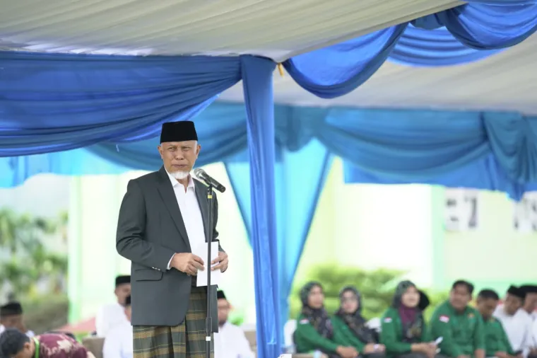 Gubernur Sumbar Mahyeldi ketika memimpin Apel Peringatan Hari Santri Nasional Tahun 2025 Rabu,  22 Oktober 2025 di Kompleks Perguruan Islam Ar-Risalah, Padang. Foto:Adpim Sumbar