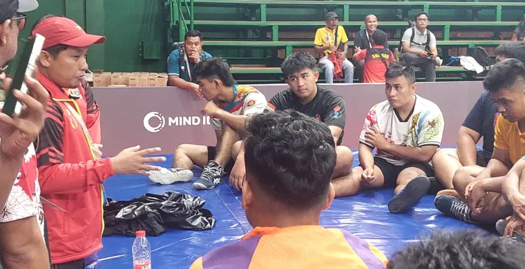 Ketua KONI Sumbar Hamdanus didampingi Konselor dan Motivator Prof. Sin memotivisi tim di sela-sela latihan, di GOR Djarum, Kudus, Minggu (12/10/2025).  Foto Humas KONI Sumbar
