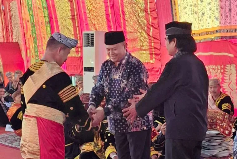 Gubernur Mahyeldi diwakili Kepala Badan Kesbangpol Sumbar, Mursalim di pengukuhan Prof. Dr. H. Fauzi Bahar, M.Si Dt. Nan Sati, sebagai penghulu suku Koto Kenagarian Koto Tangah. Foto: Adpim Sumbar