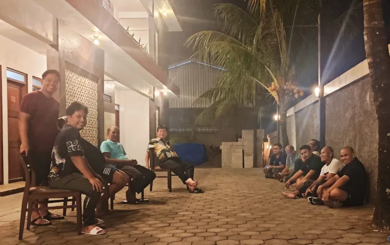 Ketua KONI Sumbar Hamdanus ketika memimpin briefing mendadak bersama tim PON Beladiri Sumbar di halaman depan penginapan tim Sabtu malam. Foto: Humas KONI Sumbar