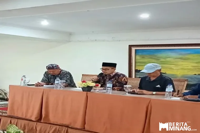 Wawako Ibnu Asis selaku ketua LPTQ Bukittinggi dan ketua umum pelaksanaan MTQ Nasional ke 41 tingkat Propinsi Sumbar di Bukittinggi menghadiri rapat koordinasi kafilah MTQ Bukittinggi, di dymens hotel,Sabtu, (11/10)