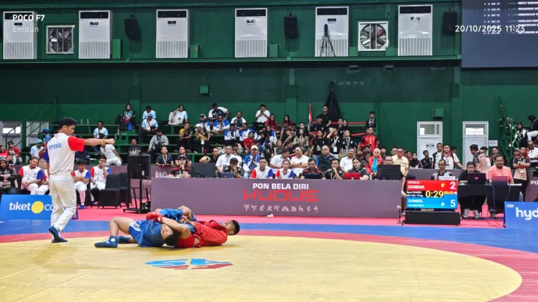 Atlet Sambo Sumbar Putra mengunci lawannya dari Sumut dalam perebutan medali perunggu  pada PON Beladiri 2025. Foto: Tim Humas KONI