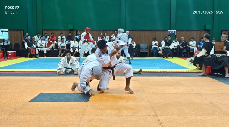 Atlet Kempo Sumbar berlaga di babak semifinal PON Beladiri Kudus.  Foto: Tim Humas KONI