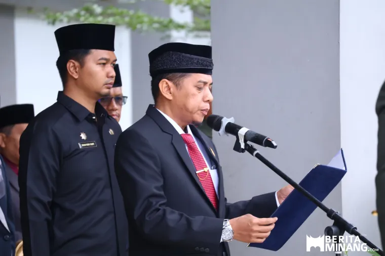 Ketua DPRD Kota Payakumbuh Wirman Putra, membacakan Naskah Ikrar Kesetiaan kepada Pancasila.dalam Upacara Peringatan Hari Kesaktian Pancasila 2025 di halaman Balai Kota Payakumbuh, Rabu (01/10/2025).