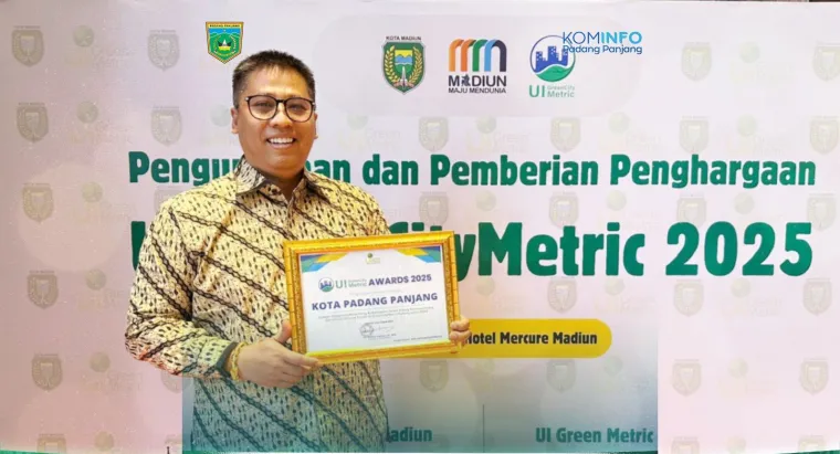 Penghargaan UI Green City Metric 2025 diterima dii Hotel Mercure, Kota Madiun, Kamis (2/10/2025), kepada Wali Kota Padang Panjang, Hendri Arnis. Foto:Kominfo Padang Panjang