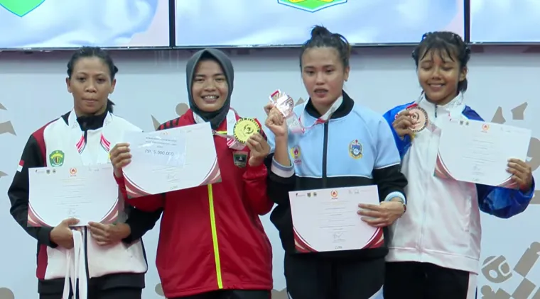 Atlet gulat Sumatera Barat (Sumbar) Yusma Deswita (dua dari kiri) perlihatkan medali emas perdana bagi kontingen Ranah Minang pada ajang PON Beladiri II 2025 yang digelar di Kudus, Jawa Tengah, Senin (14/10). Foto: Humas KONI Sumbar