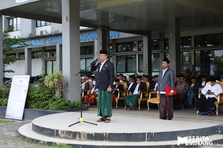 Pemko Payakumbuh bersama Kemenag Kota Payakumbuh memperingati Hari Santri Nasional (HSN) Tahun 2025 dengan khidmat di halaman kantor wali kota, Rabu (22/10/2025).