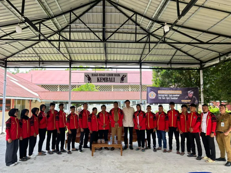 Ketua IPSI Sumbar yang juga Wakil Gubernur Sumatera Barat, Vasko Ruseimy ketika melepas keberangkatan para atlet pencak silat Sumbar yang akan berlaga di PON Beladiri 2025 di Kudus, Jawa Tengah. senin (13/10/2025). Foto: Adpim Sumbar