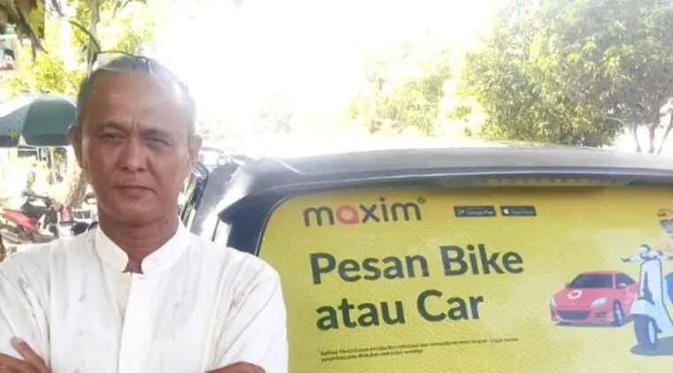 Pengemudi Maxim, Roni di Padang yang mampu membiayai kuliah anaknya di jurusan kedokteran. Foto: Humas Maxim Indonesia