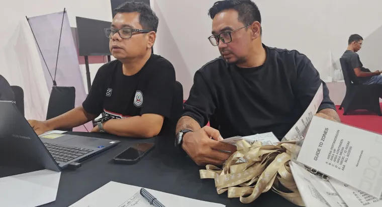 Kesibukan posko kontingen PON Beladiri  Sumbar di Kudus, Jumat malam. Mereka memastikan segala adiministrasi atlet sudah tuntas, dan tinggal bertanding. Foto:Humas KONI Sumbar