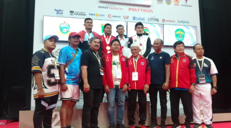 Pegulat andalan Ranah Minang, Randa Rian Desta, foto bersama Tim Official usai pengalungan medali emas. Foto: Humas KONI Sumbar