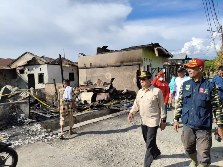 Peninjauan ke lokasi kebakaran serta penyaluran bantuan beras oleh Kepala Dinsos Sumbar di Pasa Gadang Padang, Jumat (10/10/2025).  Foto: Adpim Sumbar