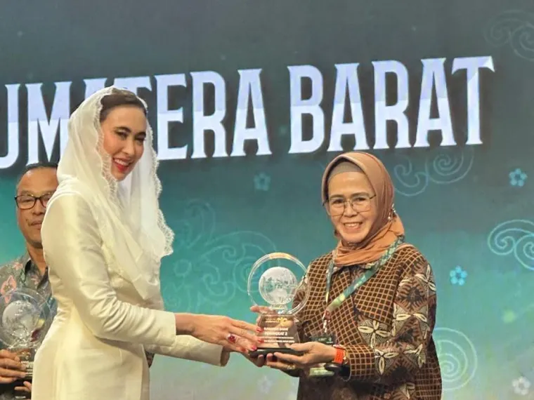 Kepala Dinas Pariwisata Sumbar, Lila Yanwar ketika menerima penghargaan dari Menteri Pariwisata Republik Indonesia, Widiyanti Putri Wardhana dalam acara puncak IMTI 2025 di Jakarta Expo, Kamis (9/10/2025). Foto: Adpim Sumbar