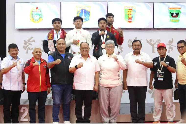 Ketua Umum KONI Pusat Letjen TNI (Purn) Marciano Norman dan Ketum KONI Sumbar Hamdanus dalam satu kesempatan di PON Beladiri Kudus.Foto: Humas KONI Sumbar
