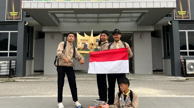 Santri tingkat MA KM Kauman Muhammadiyah Padang Panjang ketika memperliharkan kemenangan di kampus University of Malaya, Malaysia. Foto: Humas Kauman Muhammadiyah Padang Panjang