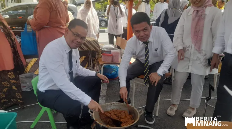 Rektor UNP, Krismadinata, Ph.D.,bersama Wakil Rektor IV Dr. rer.nat Deski Beri ketika ikut marandang di pelataran parkir Auditorium UNP, Senin (13/10/2025). Foto: Rokcalva/BeritaMinang