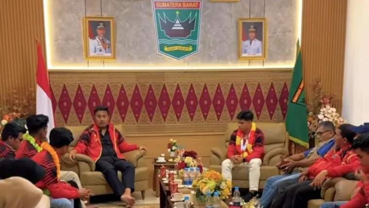 Wakil Gubernur Sumatera Barat yang juga Ketua Umum IPSI Sumbar, Vasco Riseimy, KETIKA menyambut kepulangan atlet pencak silat Sumatera Barat usai berlaga di ajang PON Beladiri 2025 di Kudus, Jawa Tengah. Foto: Humas KONI Sumbar