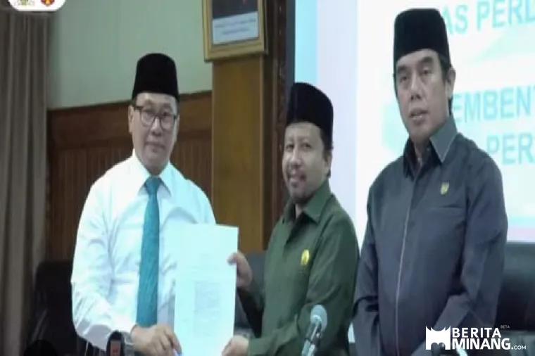 Walikota Bukittinggi Hantarkan Secara Resmi Perubahan Kedua Perda Nomor 19 tahun 2016