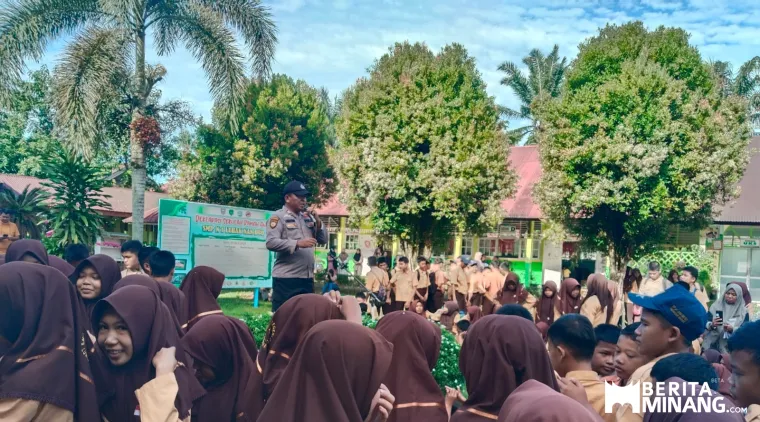 Personel Polsek Pasaman Polres Pasaman Barat, Sumatera Barat (Sumbar), menggelar sosialisasi dan edukasi tentang kenakalan remaja Di SMP 1 Luhak Nan Duo, Sabtu (4/10/2025). Foto : H