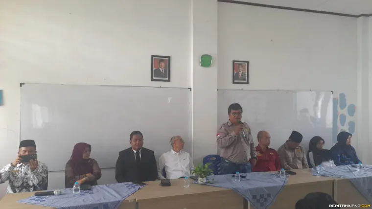 Musri Hariansyah, Ketua Yayasan Prabu Center 08 Sumbar sedang memberikan sambutan.
