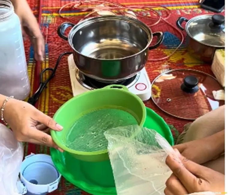 Peserta KWT Sikabu menyaring air kelapa sebagai tahap awal pembuatan nata de coco.