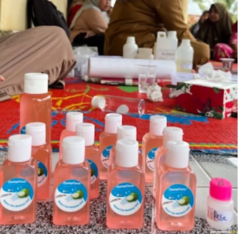 Tim UNP mendampingi peserta KWT dalam praktik langsung pembuatan sabun cair berbasis Virgin Coconut Oil (VCO).