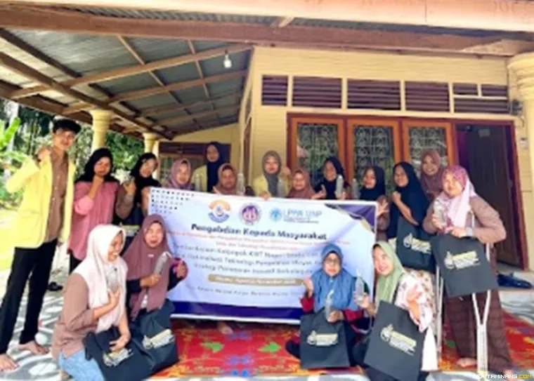 Foto bersama Tim UNP dan anggota KWT Sikabu pada penutupan kegiatan PKM sebagai simbol kebersamaan dan keberhasilan program.