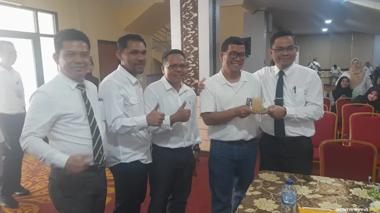 Rektor UNP Krismadinata berpose dengan peserta lomba teh talua usai mencicipi racikannya.