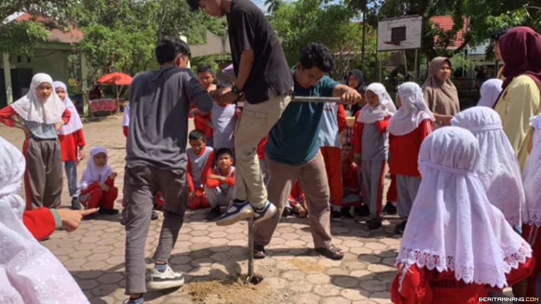 Tim PKM Tenik Sipil FT UNP ketika membuat biopori.