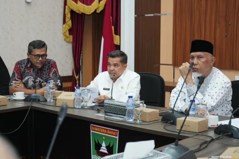 Bupati Agam Benni Warlis ketika sampaikan paparan.