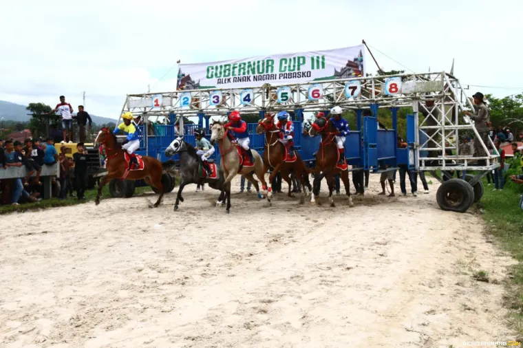 Suasana star pacu kuda.