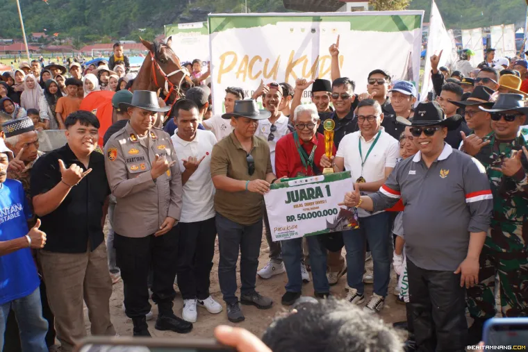 Penyerahan hadiah Juara 1.