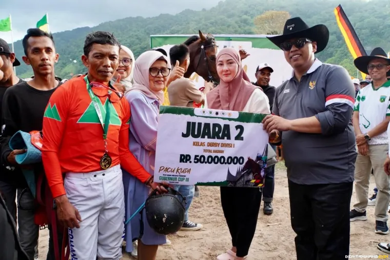 Pemberian hadiah Juara 2.