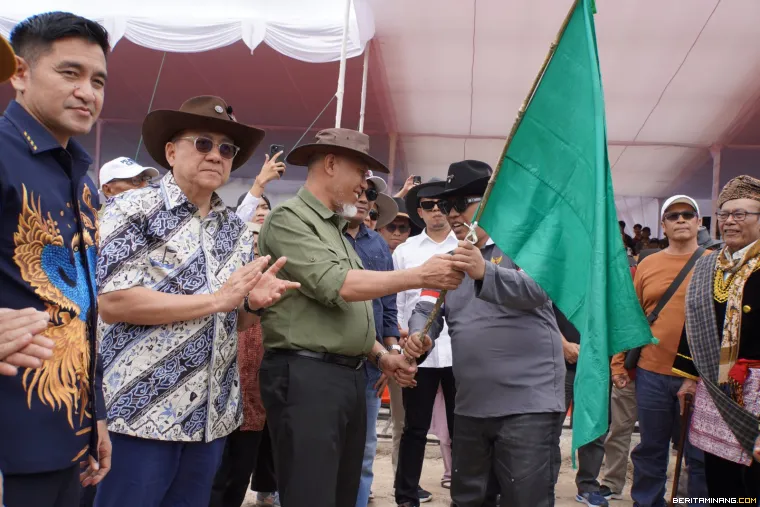 Penyerahan bendera dari Wako Panjang ke Gubernur Sumbar.