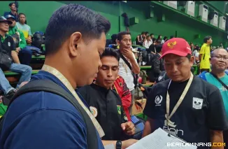 Ketua KONI Sumatera Barat Hamdanus bersama officia silat yang tengan berada di arena PON Beladiri 2025 di Kudus, Jawa Tengah. Foto: Humas KONI Sumbar