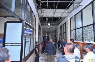 kerusakan akibat angin kencang yang menerjang kawasan Balai Kota Payakumbuh, Rabu sore (15/10/2025).